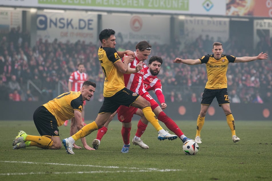 Cottbus - hier mit Erik Engelhardt (26, M.) im Duell gegen Claudio Kammerknecht (25, 2.v.l.) - war in den meisten Zweikämpfen giftiger als Dresden.