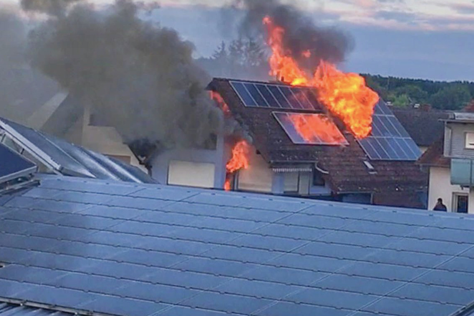 Flammen schlagen aus dem Haus in Stutensee-Blankenloch. Die Polizei vermutet einen technischen Defekt als Auslöser für den Brand.