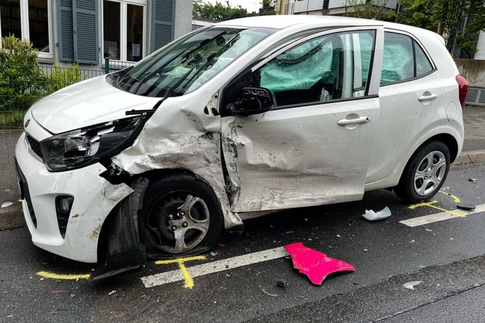 Der Kia der 60-Jährigen wurde bei dem Crash schwer beschädigt.