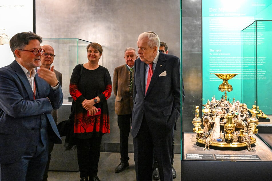 Marius Winzeler (54, l.), Direktor des Grünen Gewölbes und der Rüstkammer, mit Privatsammler Achim Middelschulte (80, r.) am Donnerstag bei der Vorstellung der Ausstellung.