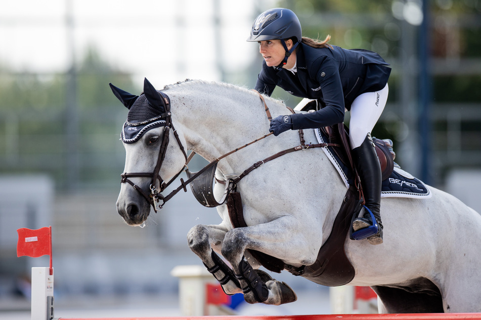 Springreit-Weltmeisterin Simone Blum (31) zeigt sich besorgt, weil ein Virus-Ausbruch den Reitsport und vor allem das Leben vieler Pferde bedroht.