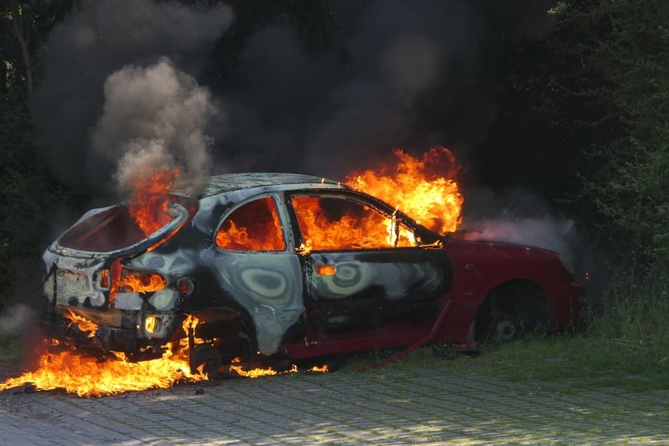 Die Flammen zerstörten den Renault.