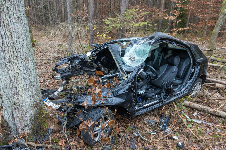 Gegen 7.20 Uhr wurde das völlig zerstörte Auto - vermutlich Stunden nach dem Unfall - von Zeugen entdeckt.