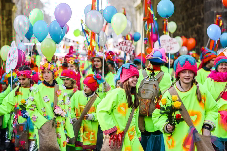 Rund 8000 aktive Teilnehmer sind beim "Schull- und Veedelszöch" in Köln dabei.