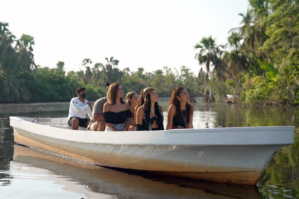 Während einer frühmorgendlichen Krokodil-Safari schippern die Frauen durch Mexikos Dschungel.