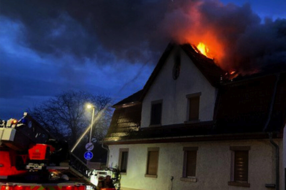 Mehrere Häuser geräumt: Munition nach Brand auf Dachboden entdeckt