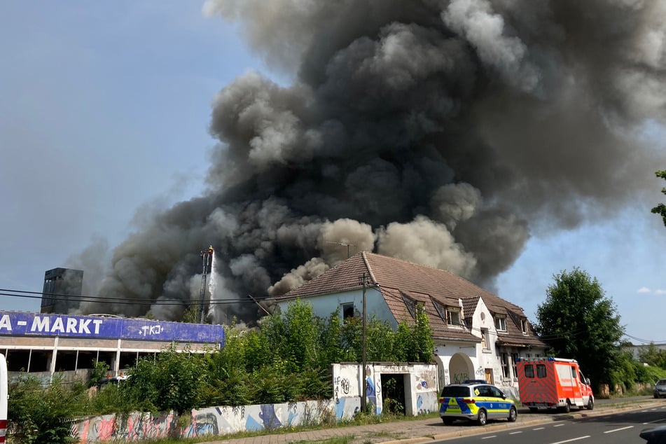 Auf dem Gelände des alten Schlachthofes ist ein Feuer ausgebrochen, Rauch steigt in den Himmel.