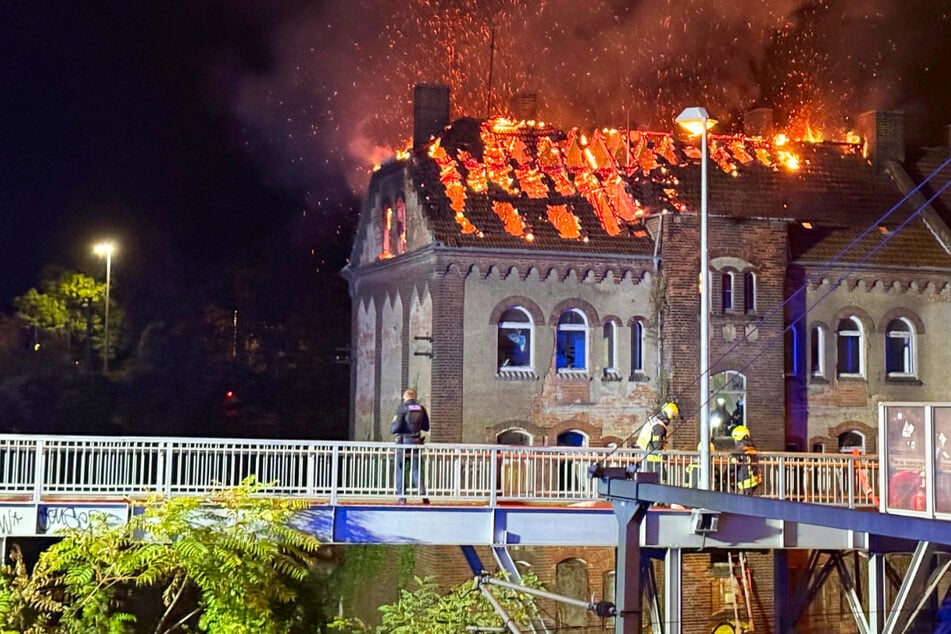 Leipzig: Großeinsatz am S-Bahnhof Leipzig-Leutzsch: Dachstuhl brennt lichterloh