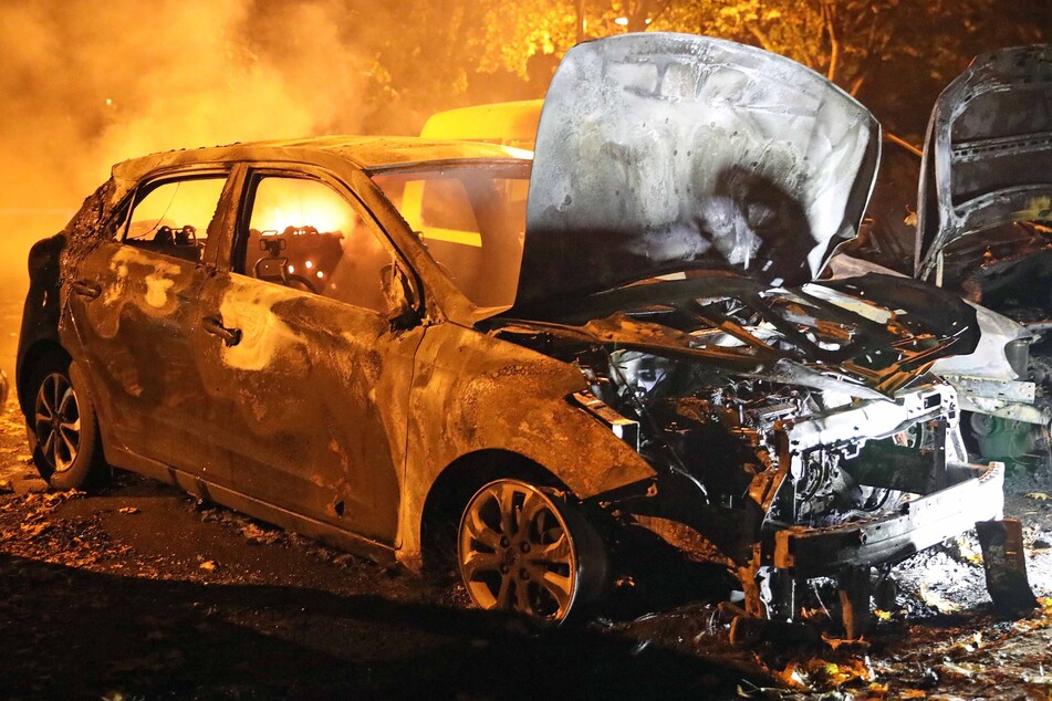 Fahrzeuge abgefackelt: Kriminalpolizei ermittelt wegen Brandstiftung