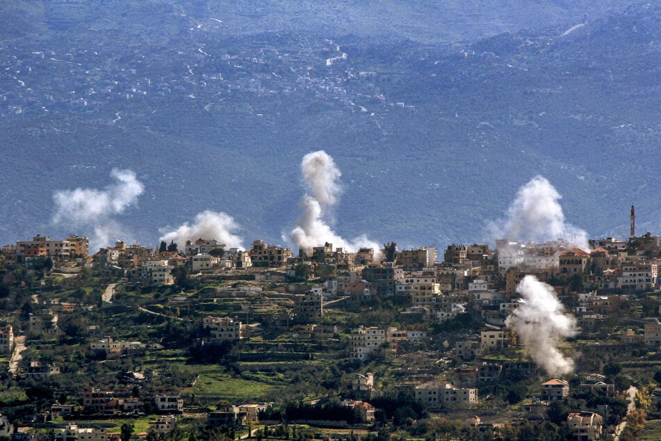 Über Khiam, einem südlibanesischen Dorf etwa 6 km von der israelischen Grenze entfernt, steigt Rauch auf, nachdem die Hisbollah Raketen auf vorrückende israelische Truppen abgefeuert hat.