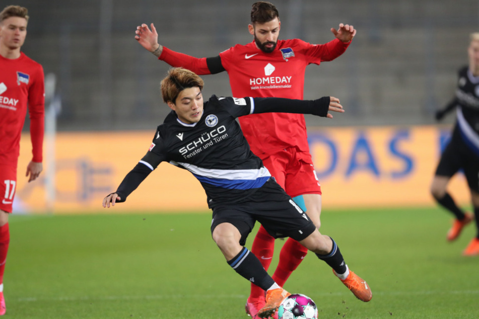 Bielefelds Ritsu Doan (l.) im Kampf um den Ball mit Herthas Marvin Plattenhardt (r.).