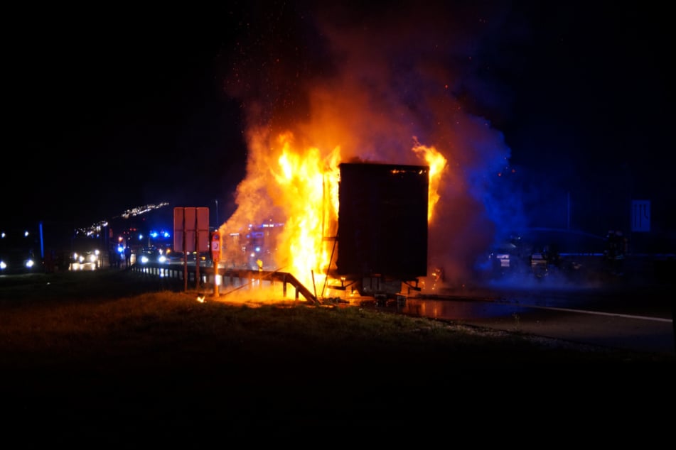 Der Lkw-Anhänger steht in Vollbrand.