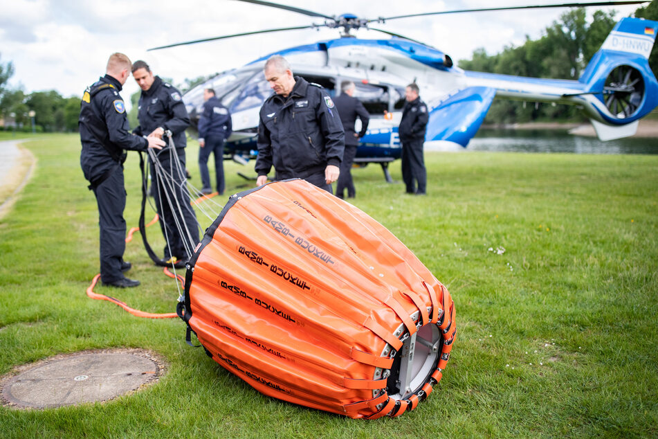 Die nordrhein-westfälische Polizei hat neue Löschwasserbehälter für ihre Hubschrauber bekommen.
