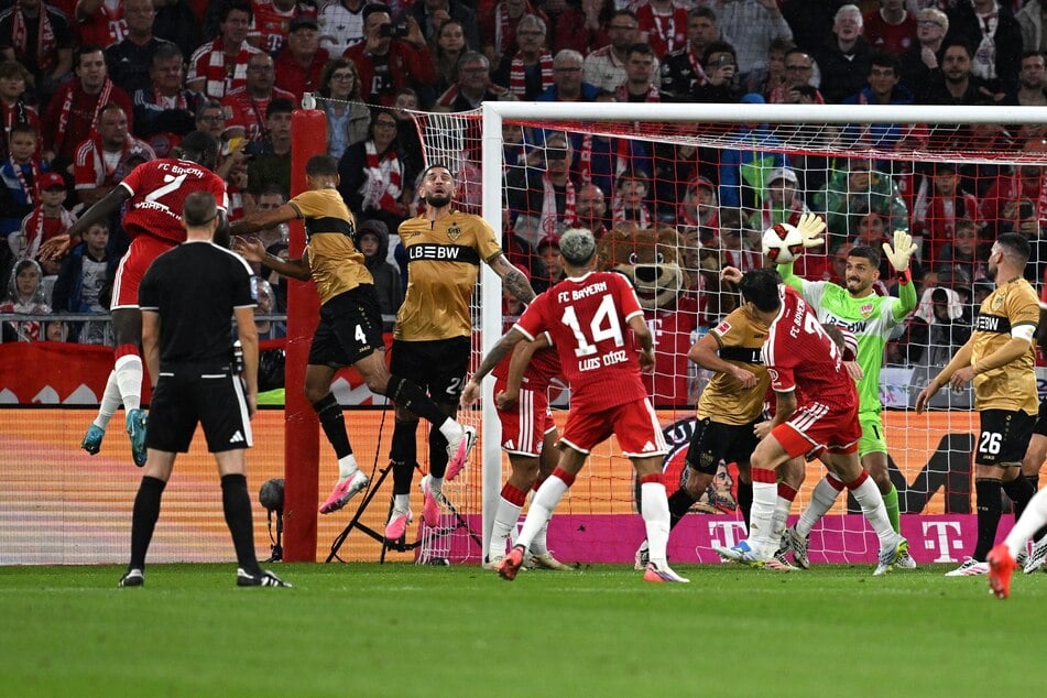 Bayerns Dayot Upamecano (27, l.) trifft per Kopf zum 1:0!
