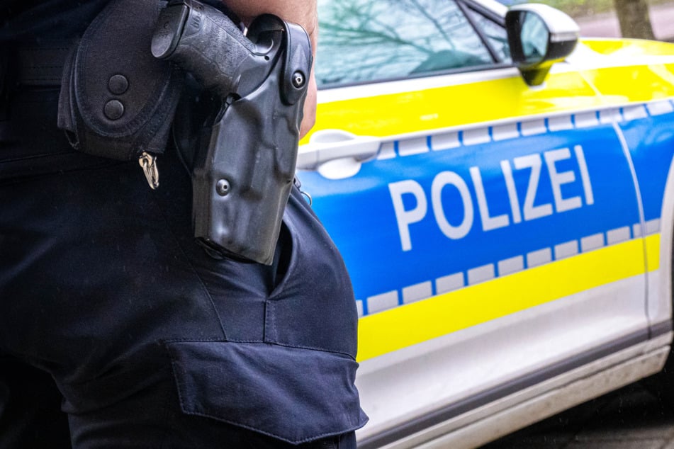 Größerer Polizei-Einsatz in Frankfurt-Eschersheim am Samstag: Zeugen hatten zuvor einen Mann mit einer mutmaßlichen Schusswaffe gemeldet. (Symbolbild)