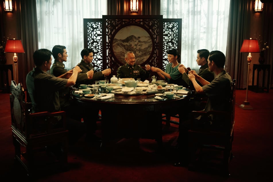 Dieses Foto zeigt das Machtverhältnis sehr gut. Nina Wu (3.v.r., Wu Ke-xi) ist beim Dreh von Männern umgeben. Immer wieder wird ihr Spiel korrigiert. Mitunter auf demütigende Art und Weise.