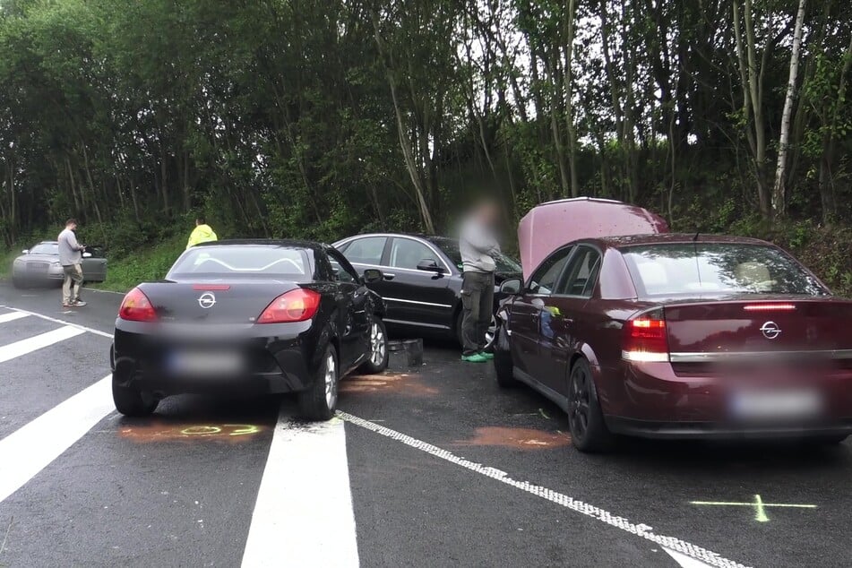 Drei der vier am Unfall beteiligten Autos an der B8 bei Hennef.