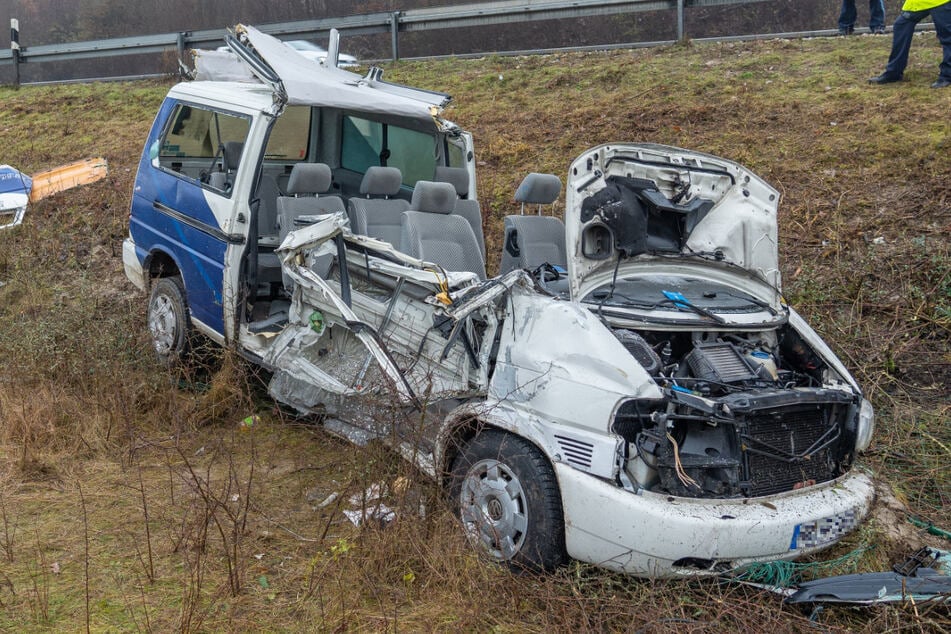 VW-Bus von Racing Team verunglückt auf A73: Mehrere Personen in Fahrzeug eingeklemmt