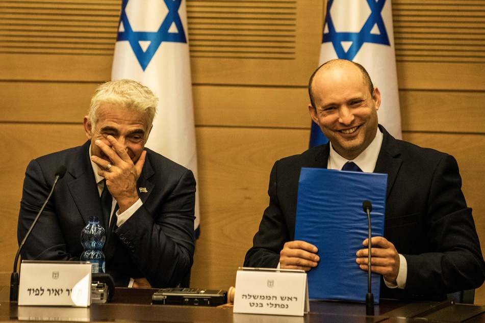 Naftali Bennett (49, r) und Jair Lapid (57) am Sonntagabend während der ersten Kabinettssitzung.