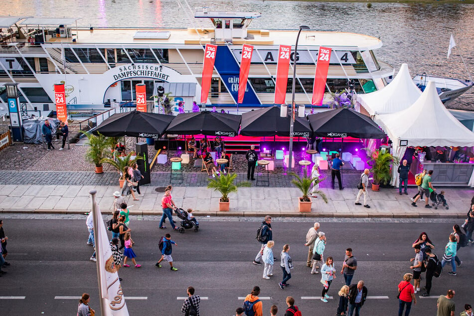 Ihr findet die Lounge und die Partyboote am Anleger 3 der Sächsischen Dampfschifffahrt am Terrassenufer.