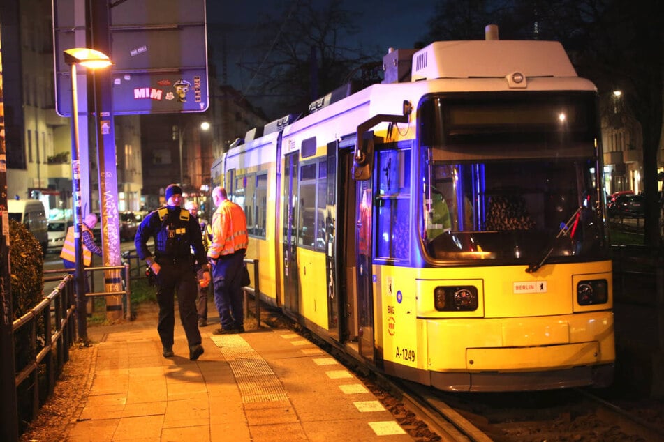 Die 28-Jährige ist beim Überqueren der Greifswalder Straße von einer Tram erfasst worden.