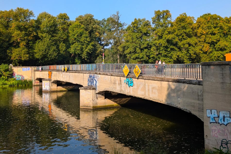 Bürgerhinweisen zufolge hätten zuvor Kinder ihre Köpfe durch die Gitterstäbe des Geländers stecken können.