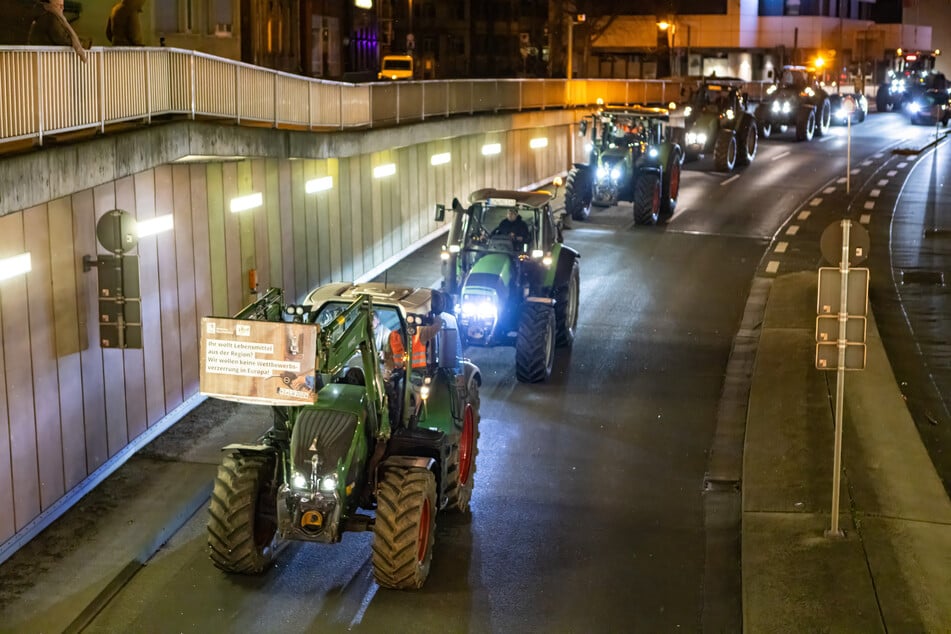 Bei einer Protestaktion der Landwirte mit einer Schleifenroute durch die Innenstadt von Limburg nahmen in den frühen Morgenstunden mehr als die 300 angemeldeten Fahrzeuge samt lautstarkem Hupkonzert teil.