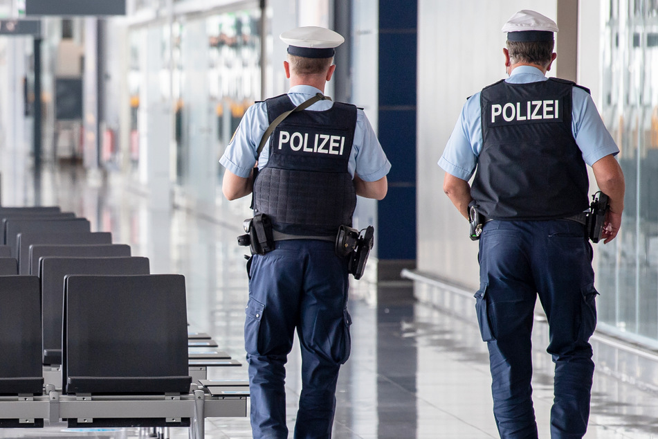 Aus Frust hat ein Mann am Flughafen München seinen Haufen vor der Polizeistation gemacht. (Symbolbild)