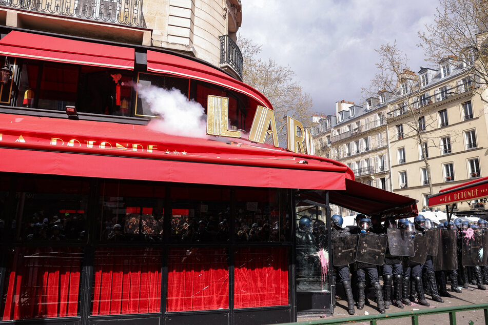 Die Demonstranten warfen offenbar Feuerwerk auf das Restaurant "La Rotonde". Eine Markise fing Feuer.