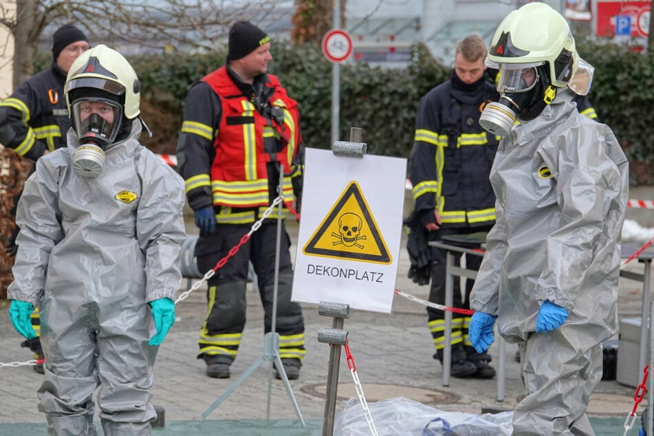 In Schutzanzügen rückten Spezialkräfte am Samstag an.
