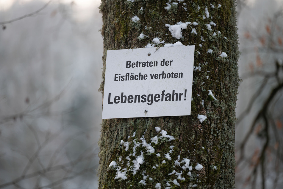 Vielerorts wird vor dem Betreten der Eisflächen gewarnt.
