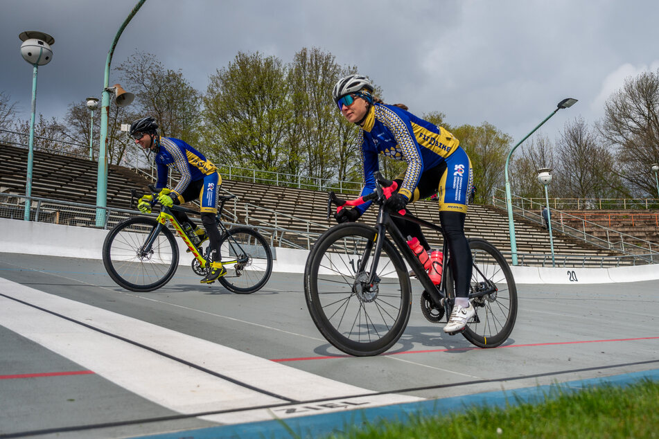 Die beiden Radsportler Christiane Wolf (38, r.) und Roy Bruns (32) drehen ihre Runden auf der Chemnitzer Radrennbahn.