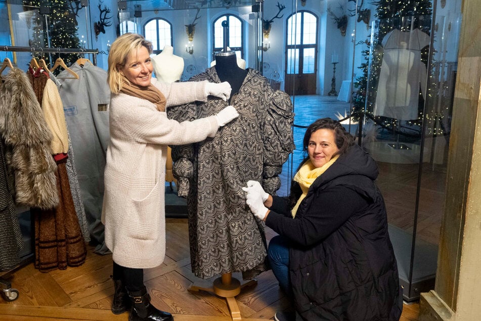 Steffi Schuch (55) und Sandra Richter (41, r.) drapieren das Ministergewand für die Präsentation in der Vitrine.