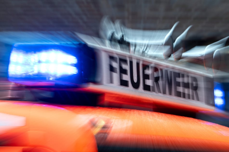 Die Feuerwehr rückte kurz nach Mitternacht zu dem brennenden Wohnhaus aus. (Symbolfoto)
