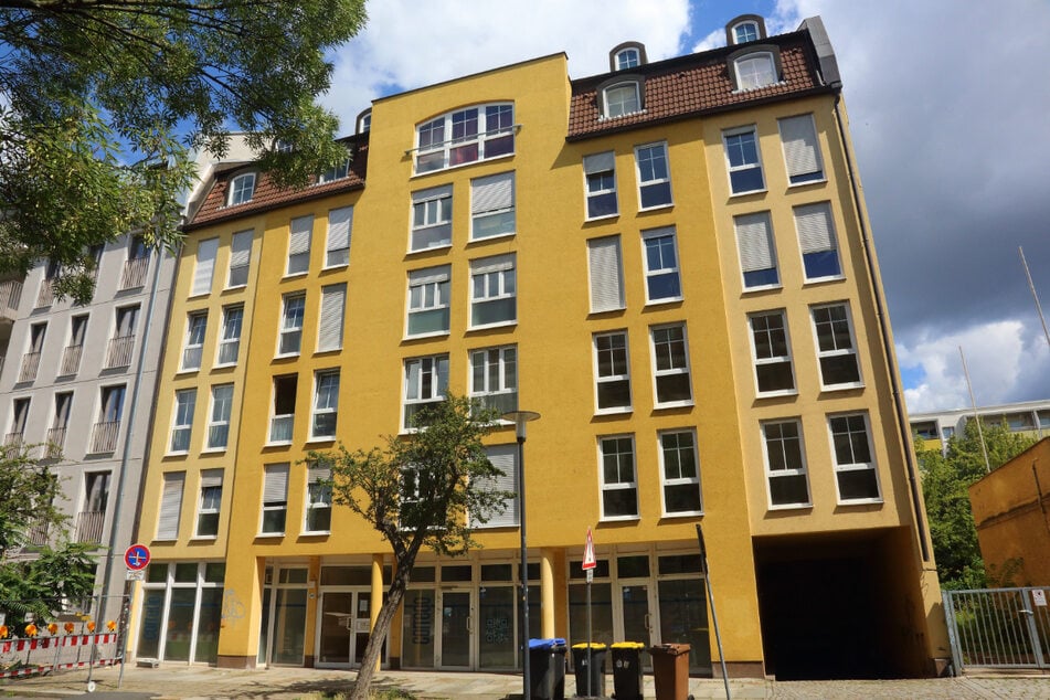 In diesem Mehrfamilienhaus an der Berliner Straße ist der Aufzug seit Wochen defekt.