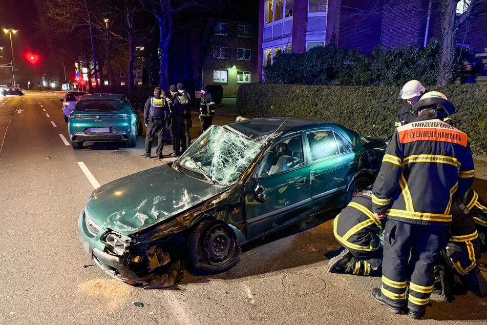 Der Mazda wurde bei dem Unfall schwer beschädigt.