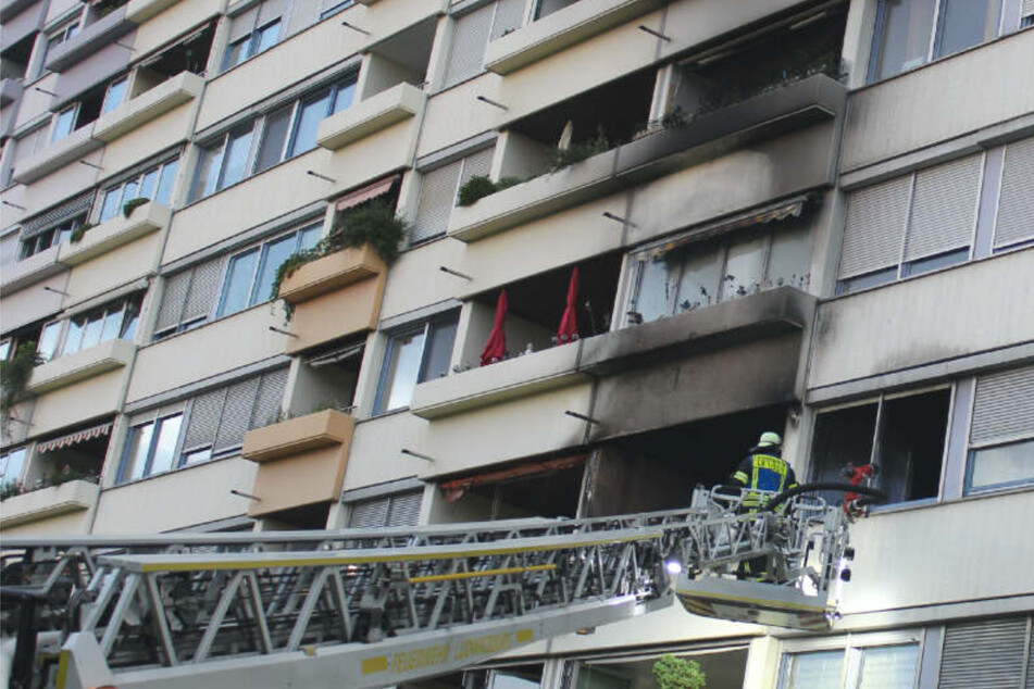 Stuttgart: Wohnungsbrand! Hochhaus evakuiert, rund 120 Menschen gerettet
