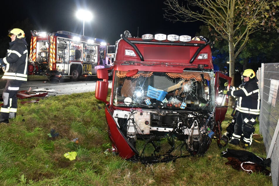 Das Führerhaus eines Lastwagens steht nach einem Unfall auf dem Grünstreifen.