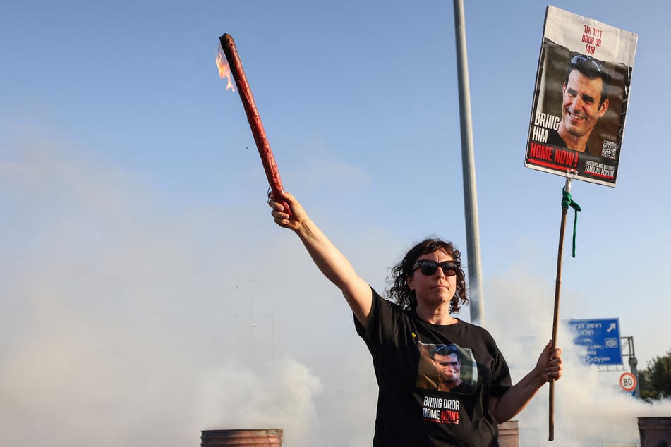 Eine Frau hält ein Plakat mit einem Foto des 43-jährigen israelischen Geisels Dror Or. (Archivbild)