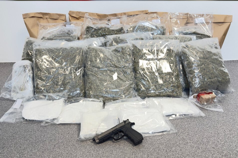 Die Polizisten stellten verschiedenste Drogen bei den Durchsuchungen sicher.