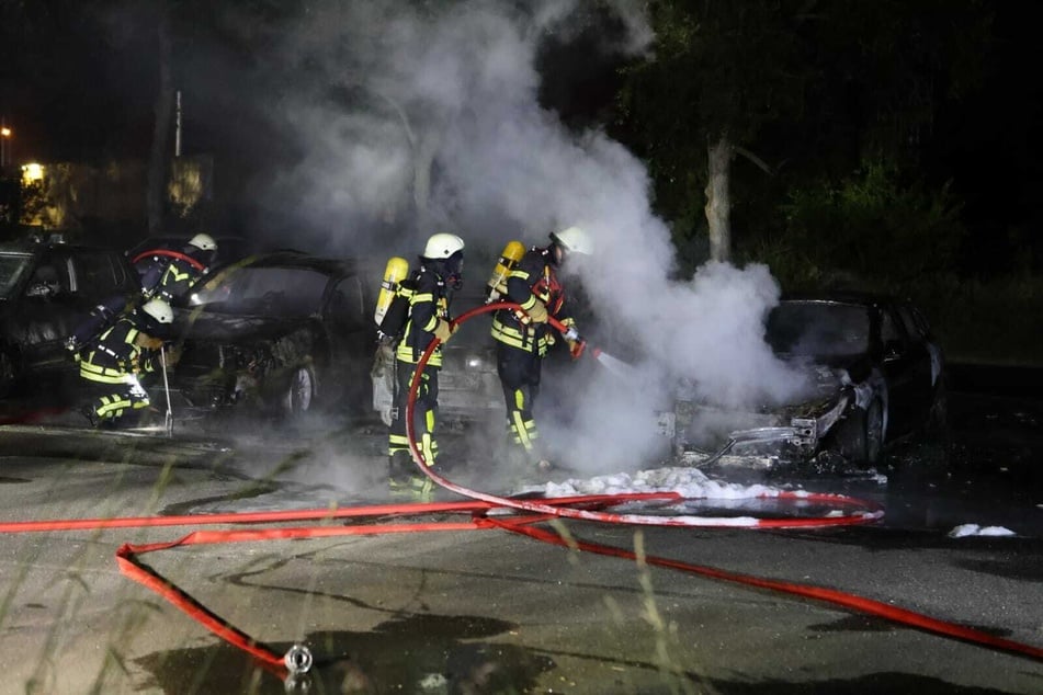 Auf einem Parkplatz standen vier Autos in Flammen. Drei von ihnen brannten trotz schnellem Anrücken der Feuerwehr vollständig aus.