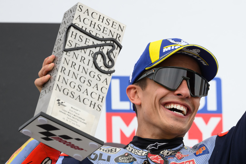 Marc Marquez (31) aus Spanien vom Gresini Racing MotoGP jubelt mit dem Pokal auf dem Podium.