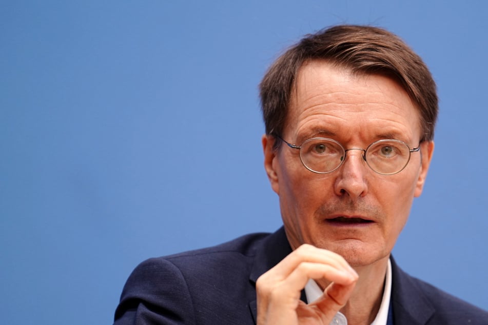 Karl Lauterbach (58, SPD) rechnet damit, dass der Höhepunkt der Omikron-Welle in Deutschland Mitte Februar erreicht werden wird.