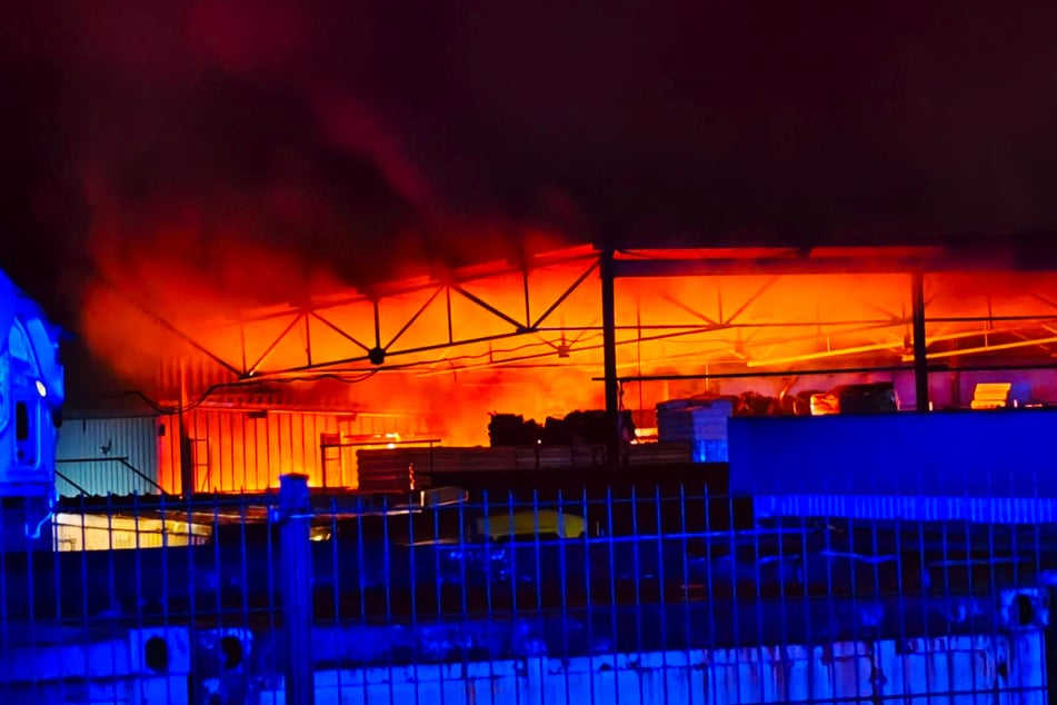 Den Feuerwehrleuten gelang es, den Brand in einer Halle in offener Bauweise zu löschen.