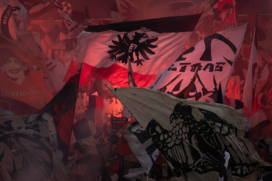 Aufgrund wiederholter Fehltritte ihrer Fans muss die Frankfurter Eintracht tief in die Tasche greifen.