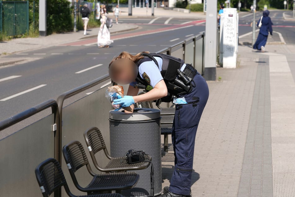 Die Polizei suchte auch in den Mülleimern nach der Tatwaffe.