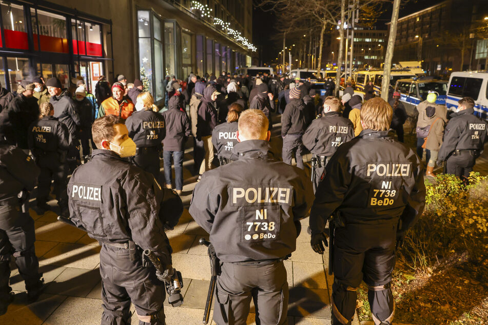 Die Polizei stoppte einen Zug gegen die Corona-Maßnahmen am Montag durch die Chemnitzer Innenstadt schon nach wenigen hundert Metern.