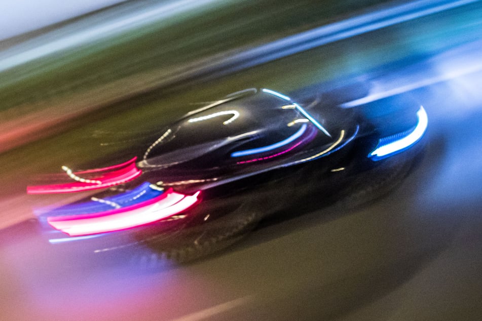 Autorennen in Köln geht schief: BMW 440i landet in KVB-Gleisbett