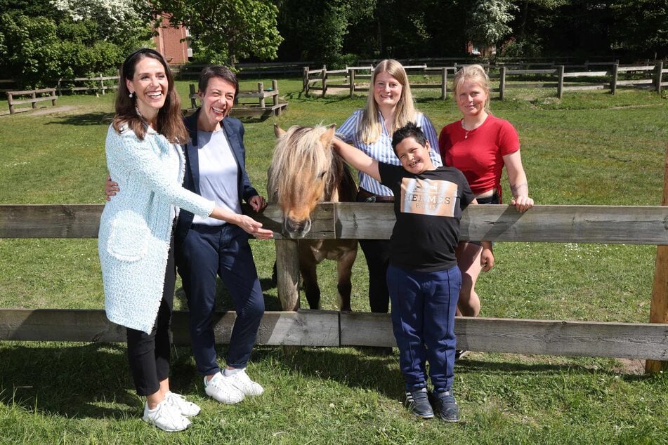 Von link nach rechts: Dorit Otto, Julia Wöhlke mit Franziksa Bauchspieß und Hanna Chilian sowie Younes vom Bauspielplatz Tweeltenmoor. Das erlebnispädagogische Angebot für Kinder im Alter von 6 bis 14 Jahren durfte sich ebenfalls über eine Förderung freuen.