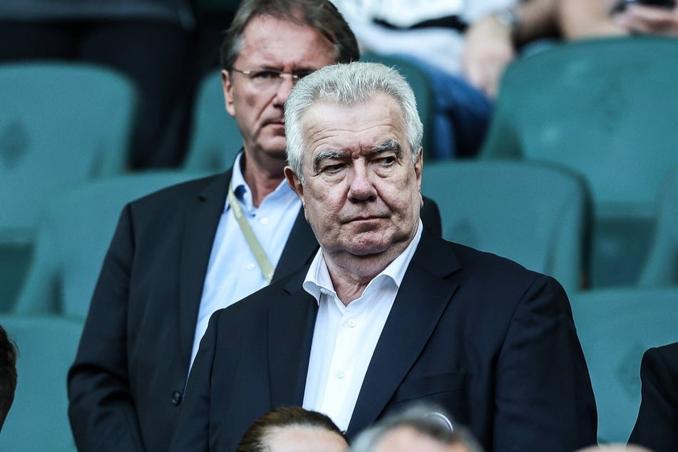 DFB-Vize Peter Frymuth (69) klopft sich für den Erfolg der 3. Liga im Vorjahr auf die Schultern.